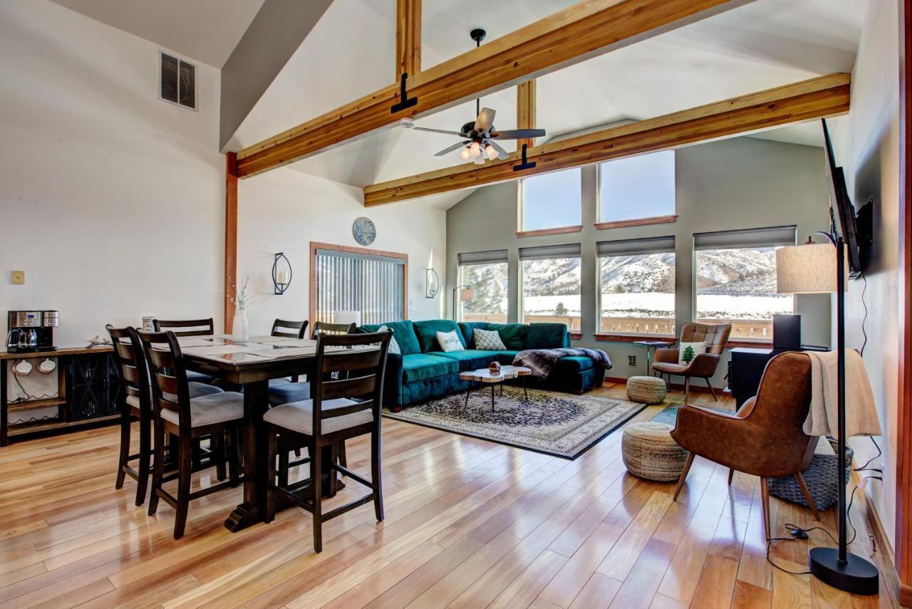 Twin Pines Wilderness Cabin: Scenic Views & Pet-friendly Retreat *