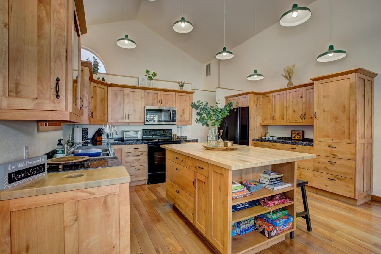 Holiday home Twin Pines Wilderness Cabin: Scenic Views & Pet-friendly Retreat