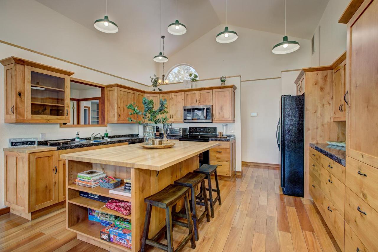 Twin Pines Wilderness Cabin: Scenic Views & Pet-friendly Retreat Holiday home *