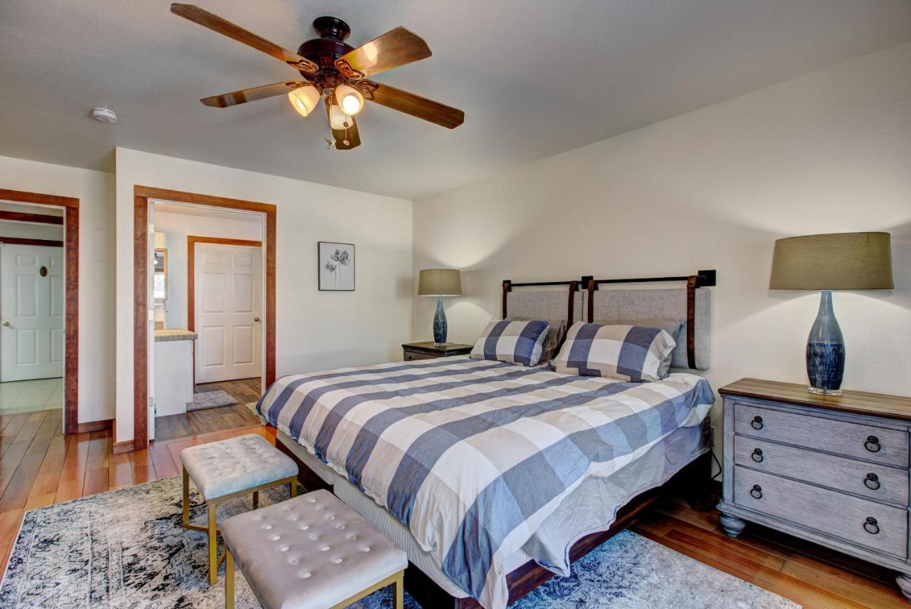 Twin Pines Wilderness Cabin: Scenic Views & Pet-friendly Retreat Holiday home *