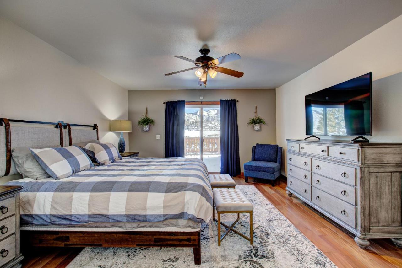 Twin Pines Wilderness Cabin: Scenic Views & Pet-friendly Retreat Holiday home