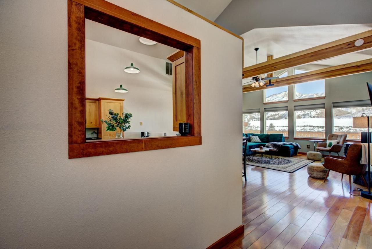 Twin Pines Wilderness Cabin: Scenic Views & Pet-friendly Retreat *