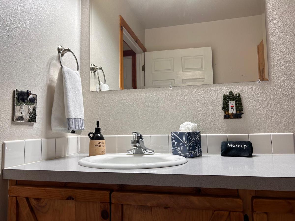 Holiday home Twin Pines Wilderness Cabin: Scenic Views & Pet-friendly Retreat