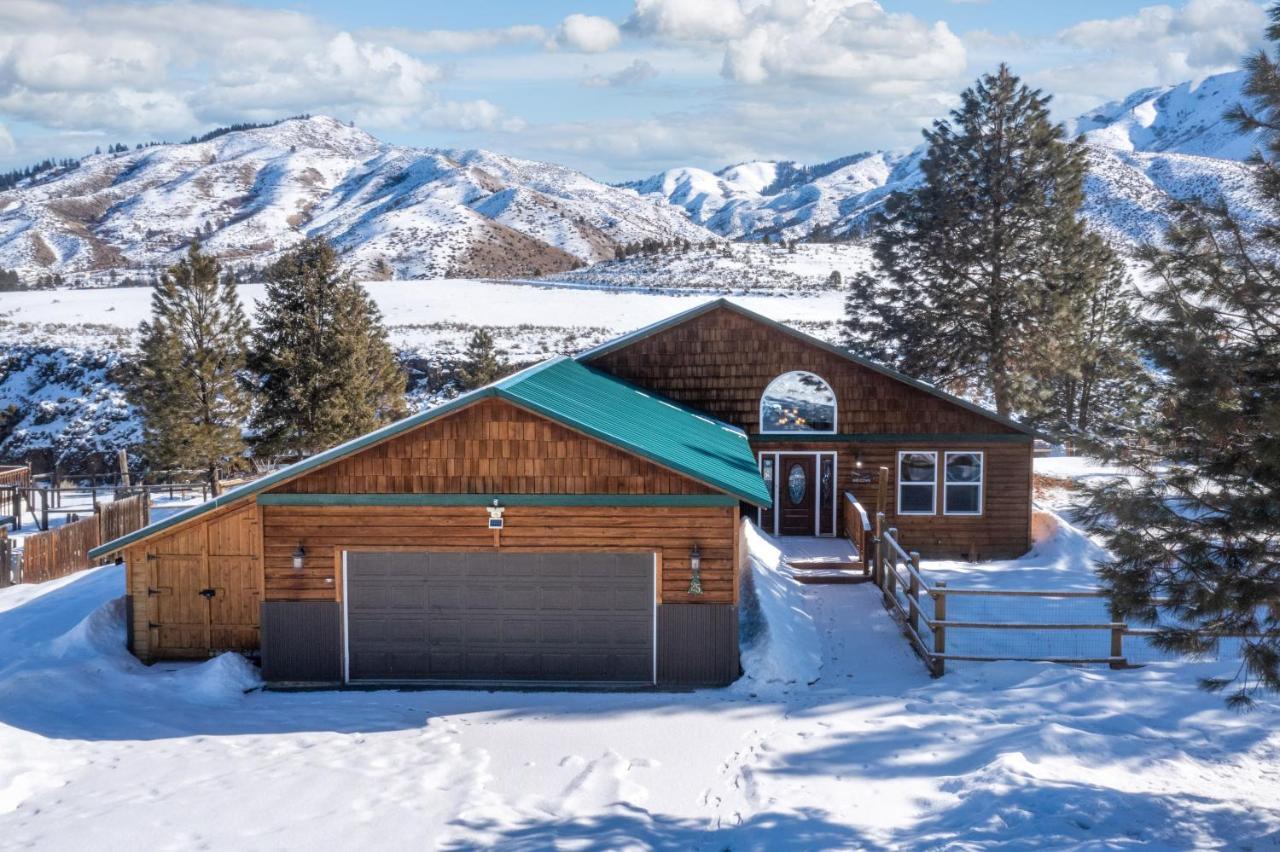 Twin Pines Wilderness Cabin: Scenic Views & Pet-friendly Retreat *