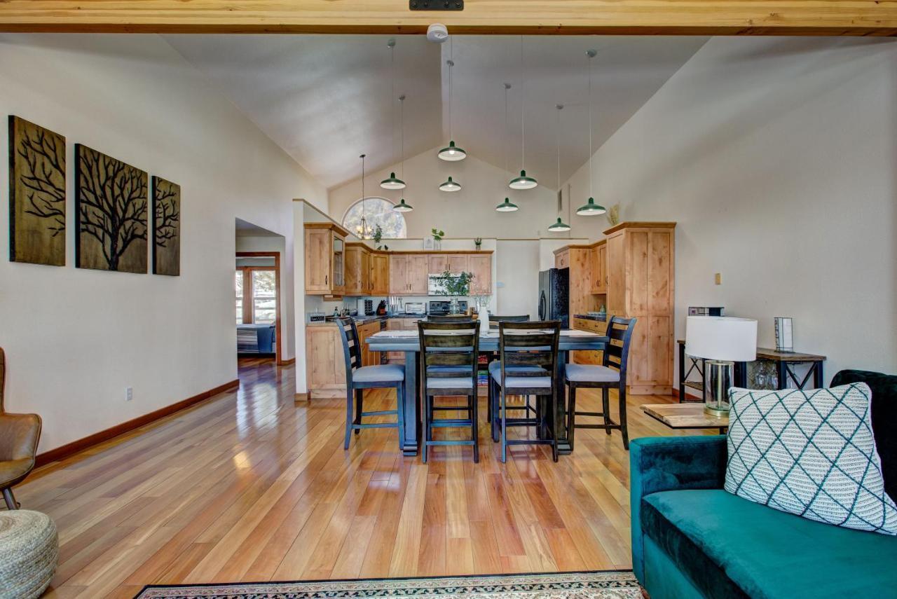 Holiday home Twin Pines Wilderness Cabin: Scenic Views & Pet-friendly Retreat *