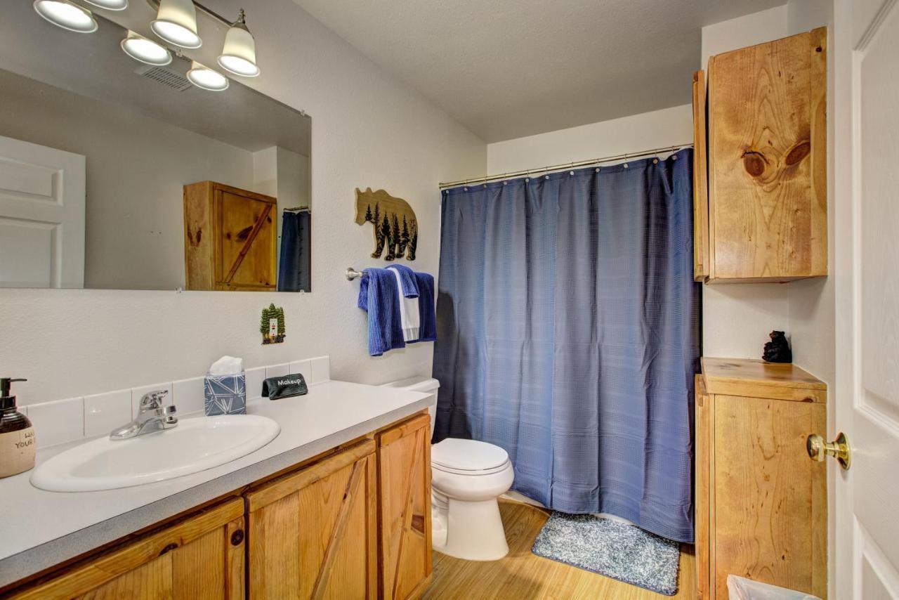 Twin Pines Wilderness Cabin: Scenic Views & Pet-friendly Retreat Holiday home
