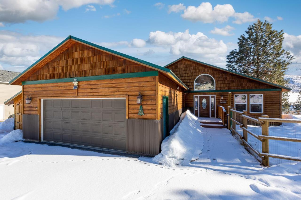 Twin Pines Wilderness Cabin: Scenic Views & Pet-friendly Retreat * Boise