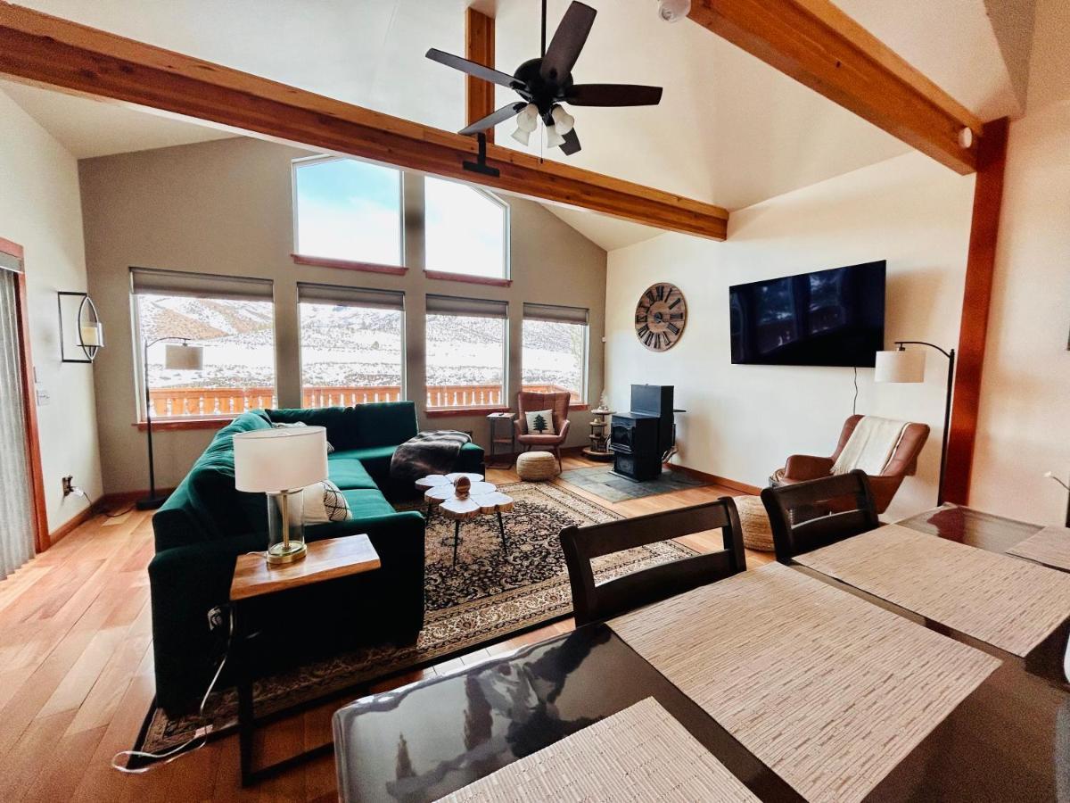 Twin Pines Wilderness Cabin: Scenic Views & Pet-friendly Retreat Holiday home *