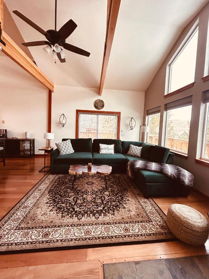 Holiday home Twin Pines Wilderness Cabin: Scenic Views & Pet-friendly Retreat *