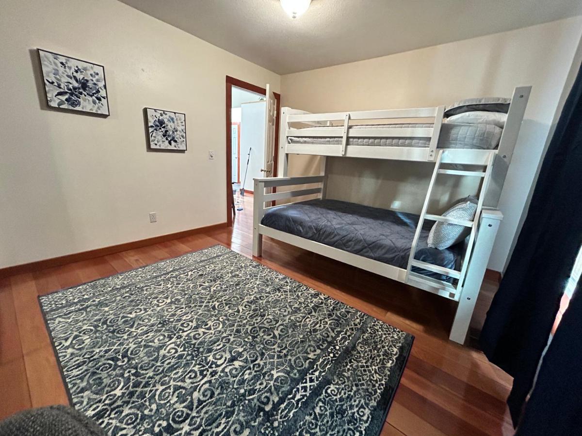 Twin Pines Wilderness Cabin: Scenic Views & Pet-friendly Retreat