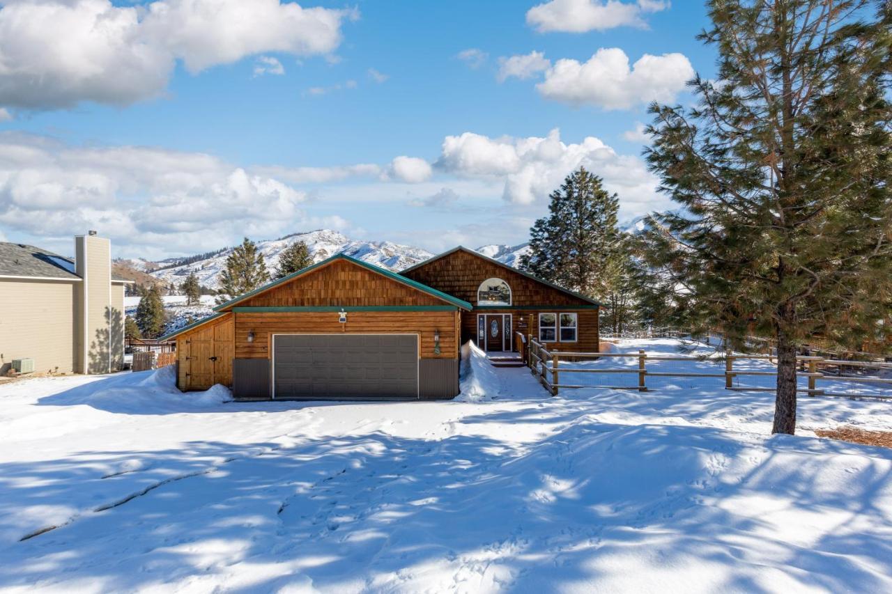 Twin Pines Wilderness Cabin: Scenic Views & Pet-friendly Retreat Holiday home
