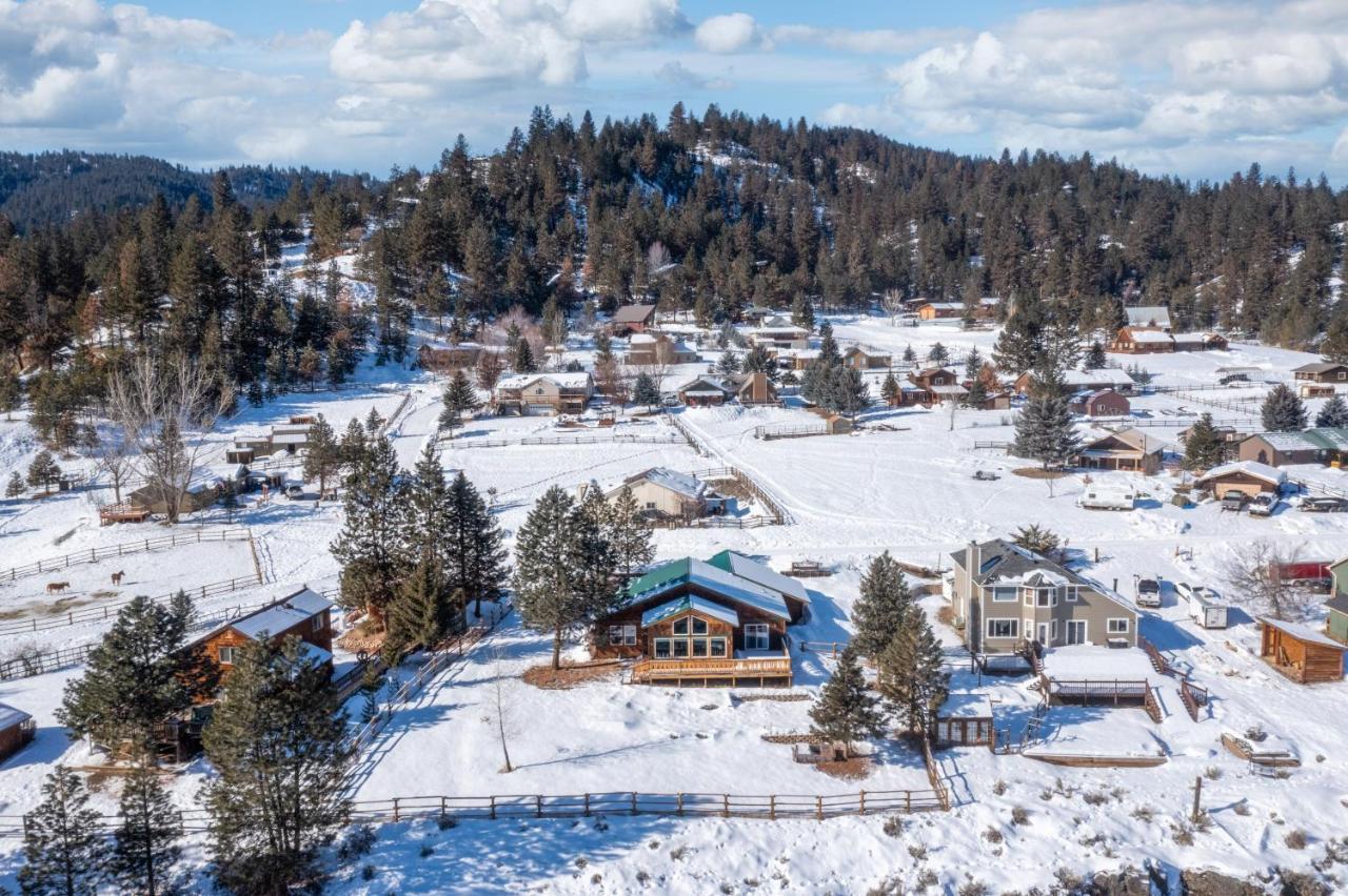 Twin Pines Wilderness Cabin: Scenic Views & Pet-friendly Retreat Holiday home