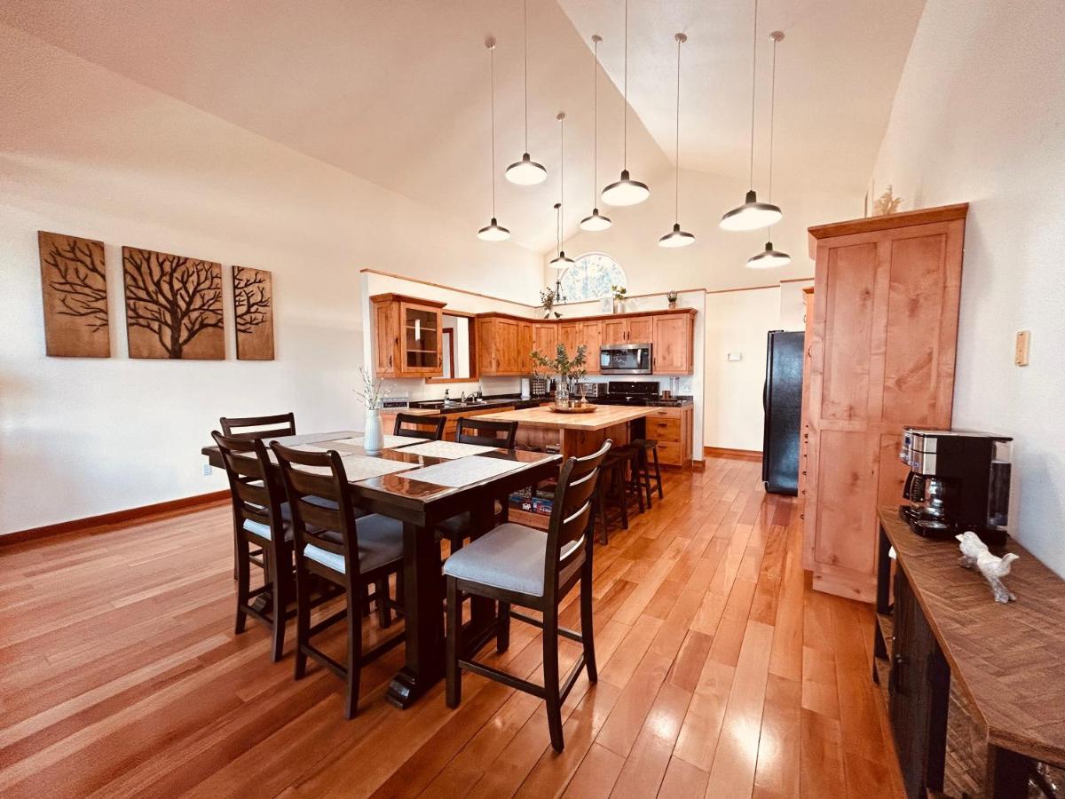 Twin Pines Wilderness Cabin: Scenic Views & Pet-friendly Retreat *
