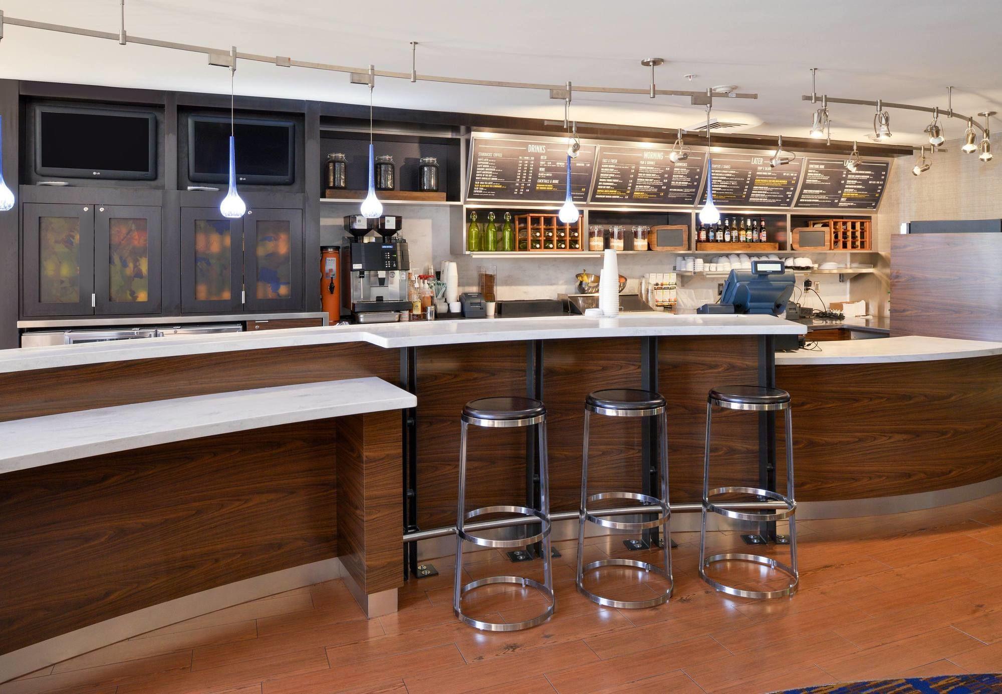 Courtyard By Marriott West/meridian Hotel