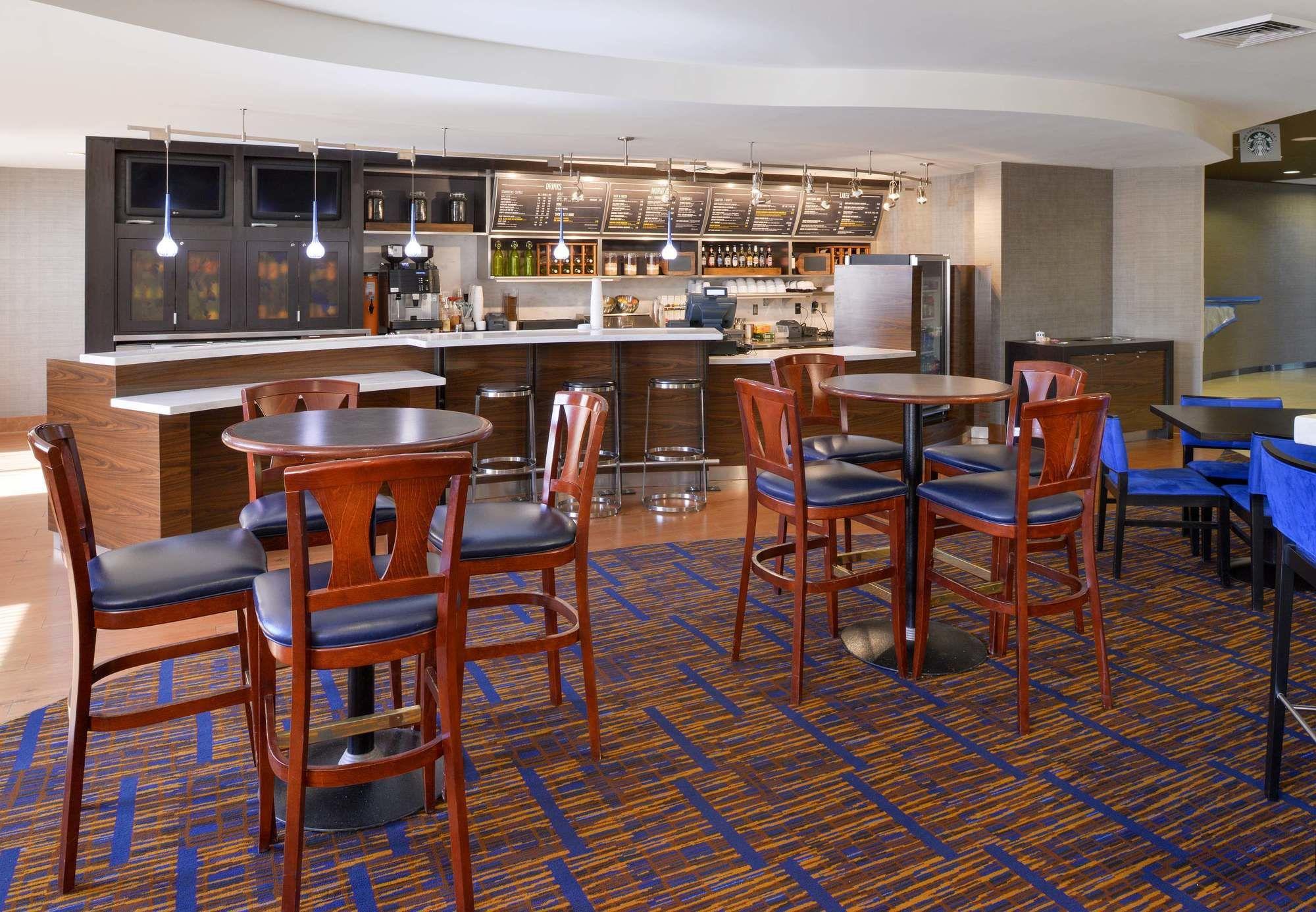 Hotel Courtyard By Marriott West/meridian
