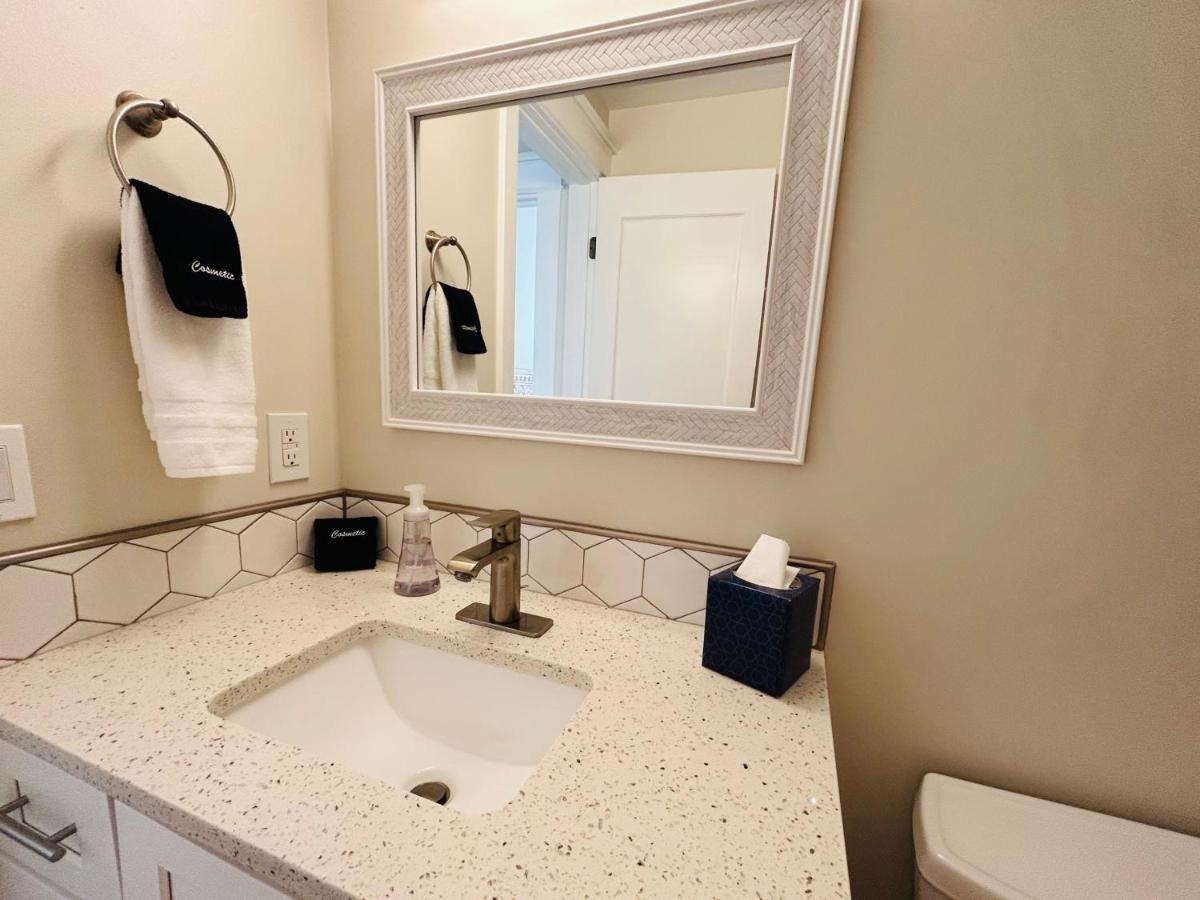 Downtown Digs: Urban Views & Posh Amenities Apartment