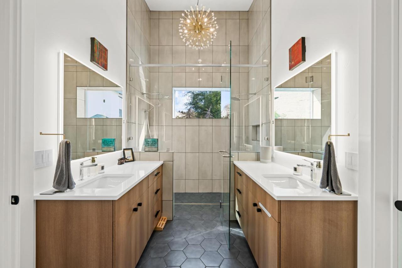Lux North End Home: Heated Pool/fire Pit/theatre Holiday home