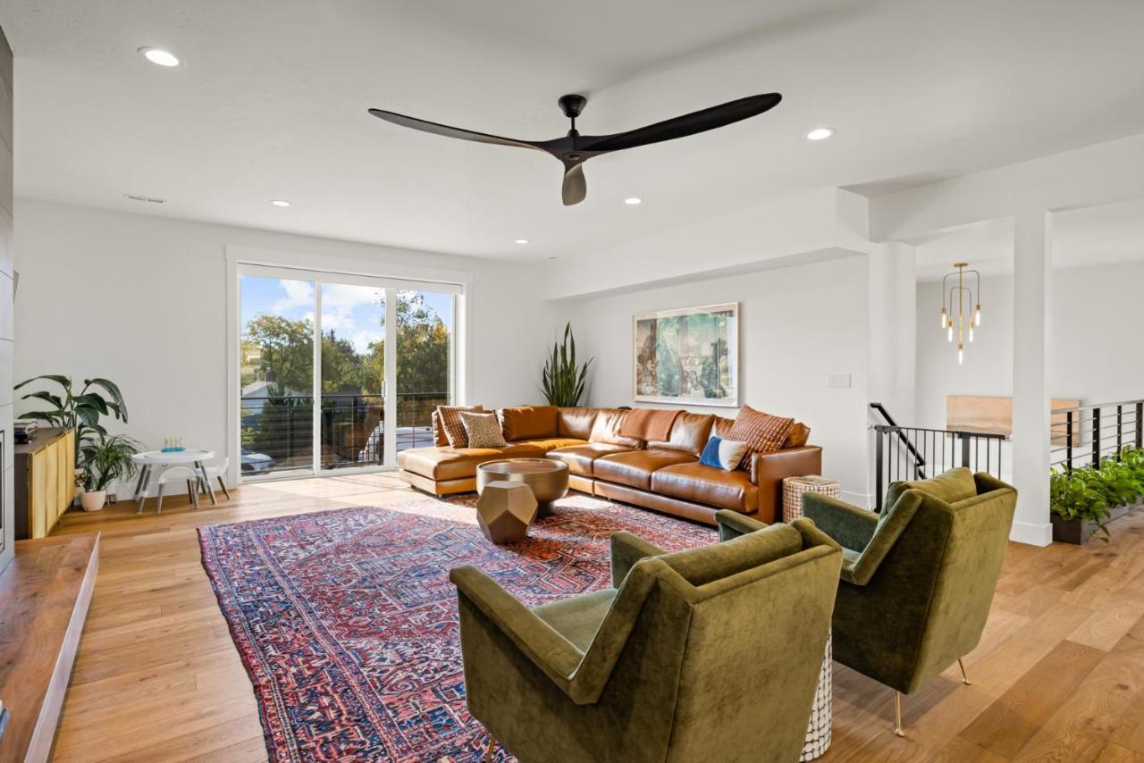 Lux North End Home: Heated Pool/fire Pit/theatre Holiday home