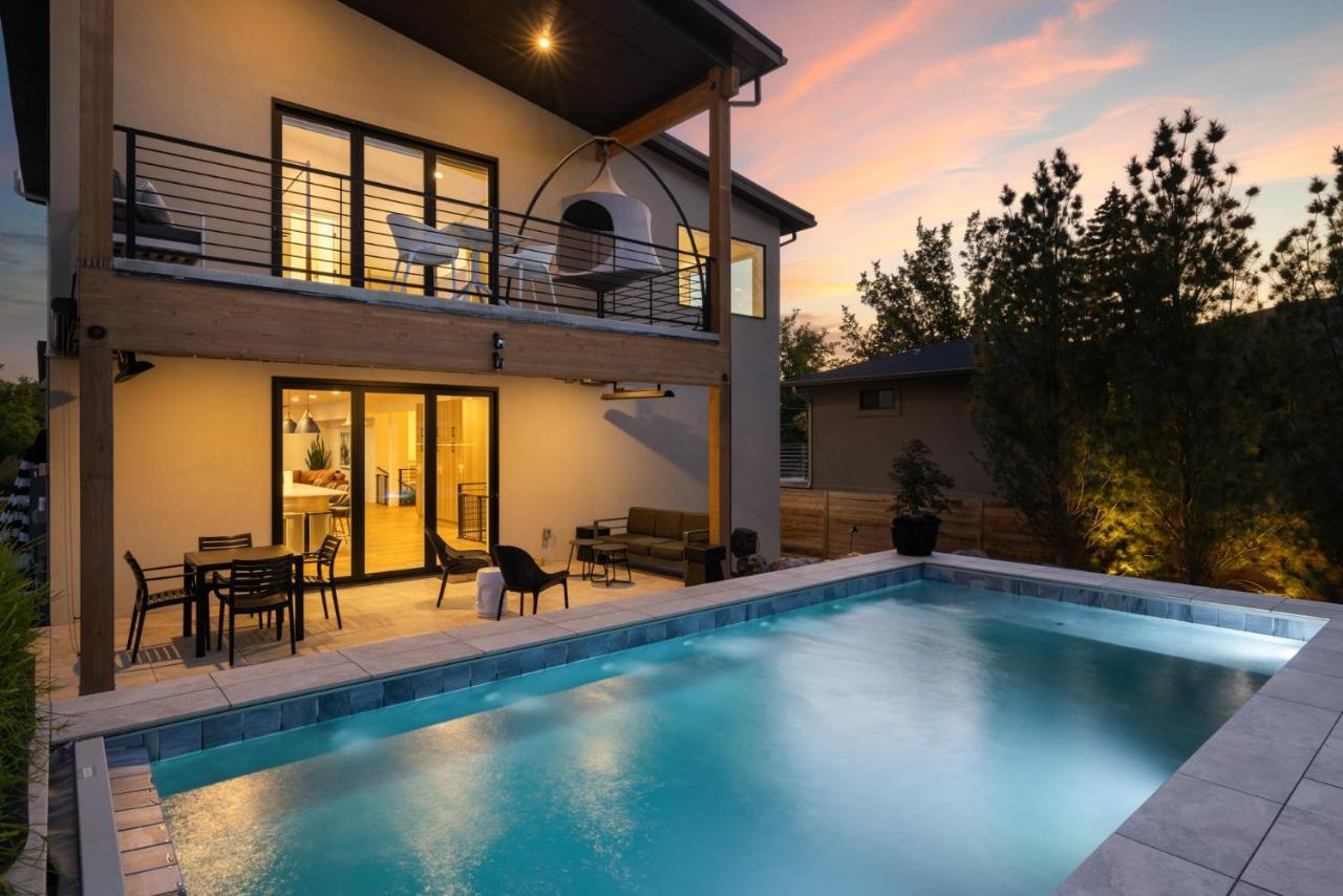 Lux North End Home: Heated Pool/fire Pit/theatre Holiday home *