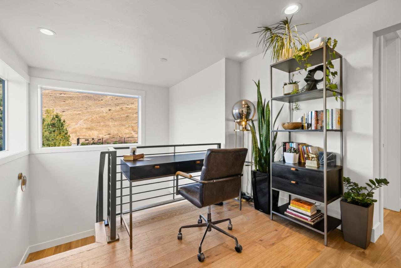Lux North End Home: Heated Pool/fire Pit/theatre *