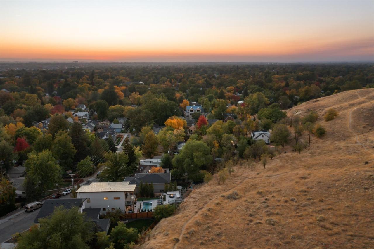 Lux North End Home: Heated Pool/fire Pit/theatre Holiday home Boise