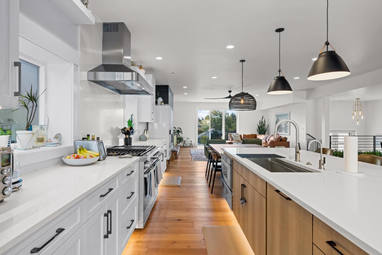 Lux North End Home: Heated Pool/fire Pit/theatre Holiday home *
