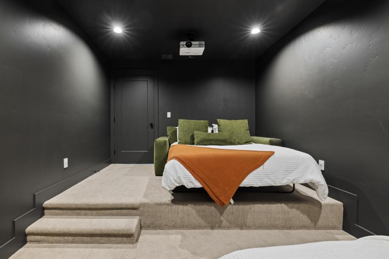 Lux North End Home: Heated Pool/fire Pit/theatre Holiday home *