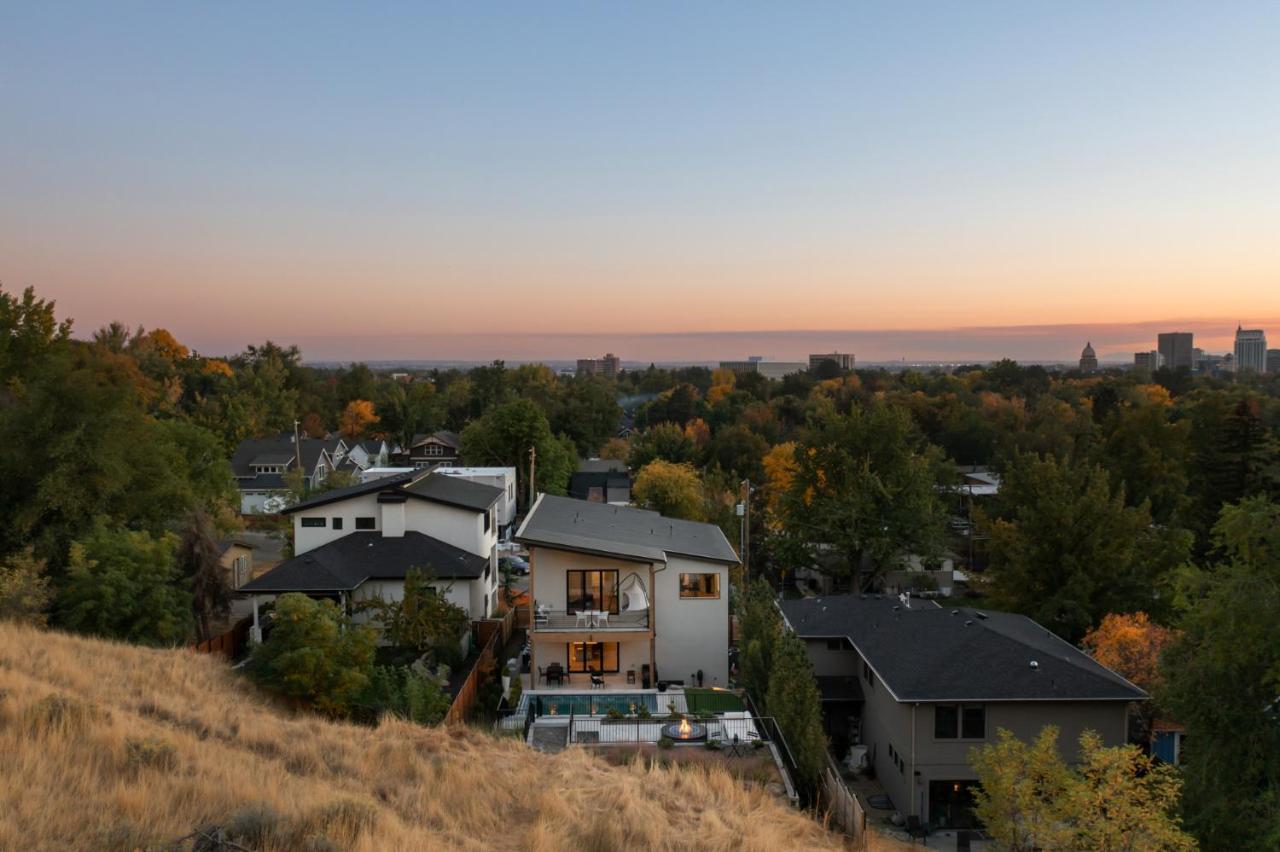 Lux North End Home: Heated Pool/fire Pit/theatre Holiday home Boise