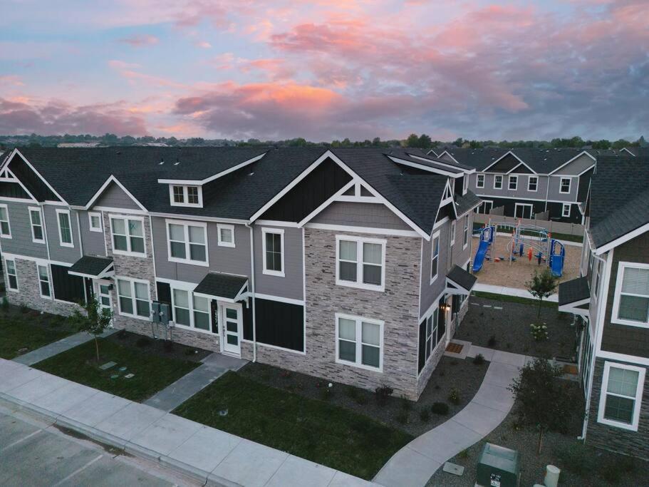 Holiday home Cute 3 Br/2.5 Ba Newly-built Townhome W/ Amenities