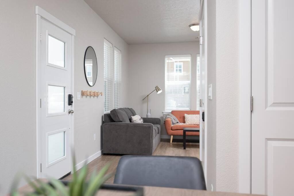Cute 3 Br/2.5 Ba Newly-built Townhome W/ Amenities Holiday home