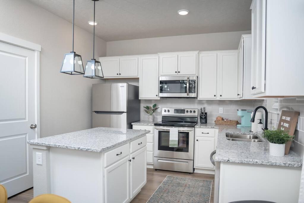 Cute 3 Br/2.5 Ba Newly-built Townhome W/ Amenities Holiday home Boise