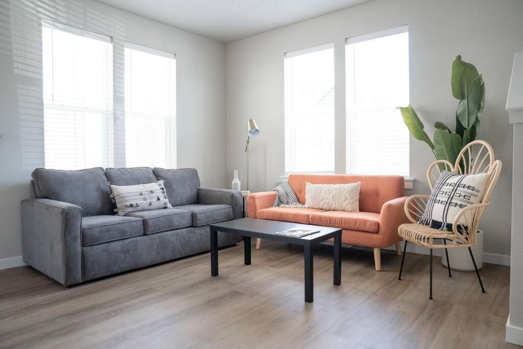 Cute 3 Br/2.5 Ba Newly-built Townhome W/ Amenities Holiday home *