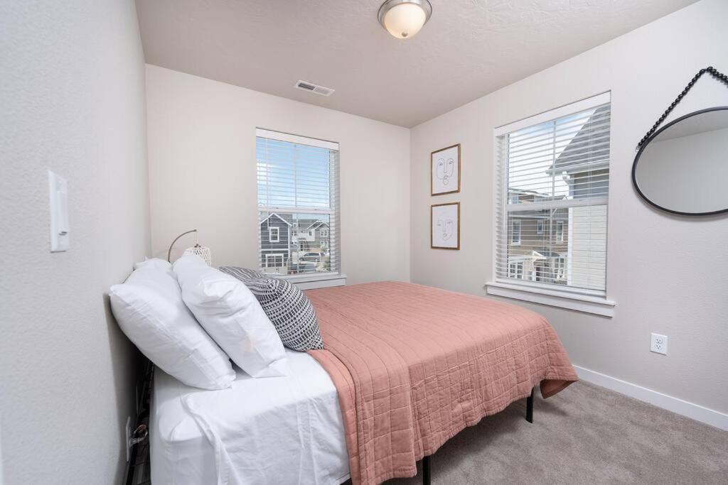 Cute 3 Br/2.5 Ba Newly-built Townhome W/ Amenities Holiday home *