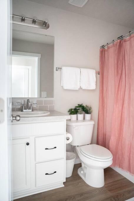 Holiday home Cute 3 Br/2.5 Ba Newly-built Townhome W/ Amenities *