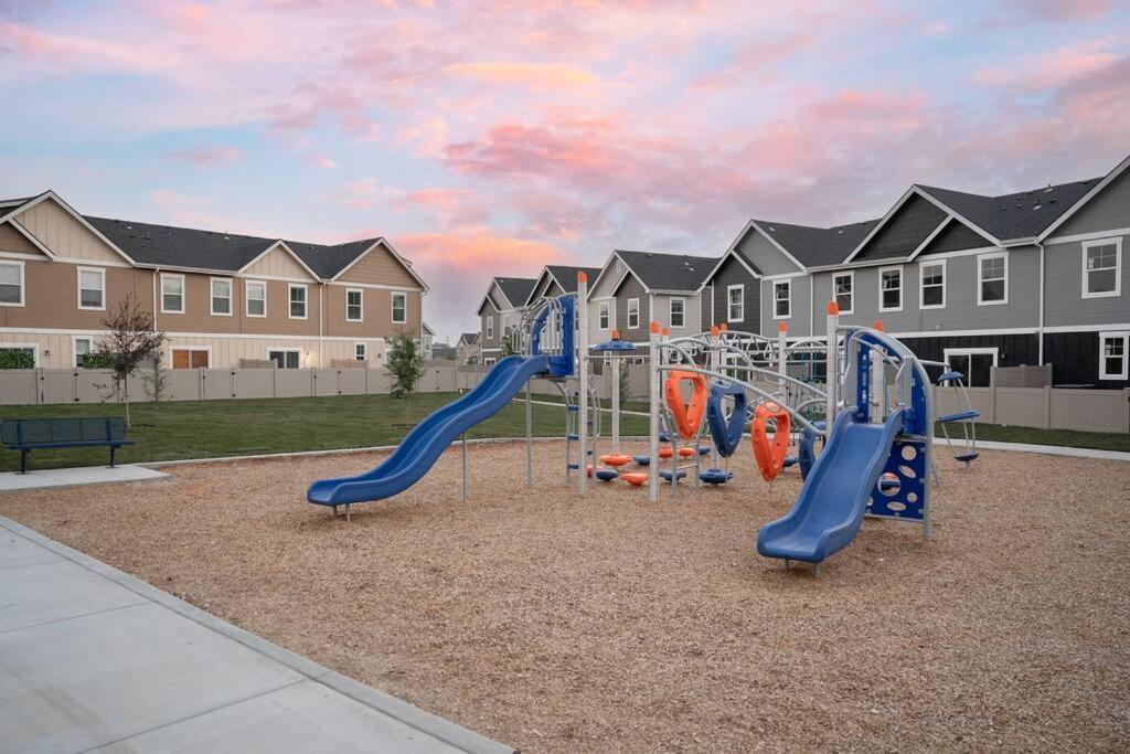 Cute 3 Br/2.5 Ba Newly-built Townhome W/ Amenities Holiday home *
