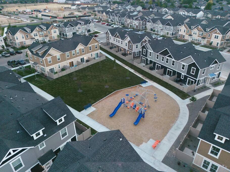 Holiday home Cute 3 Br/2.5 Ba Newly-built Townhome W/ Amenities *