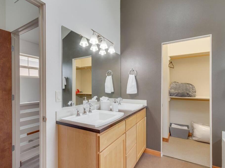 Holiday home Brand New Downtown Modern 5 Beds, 3 Full Baths Vermont Avenue, *