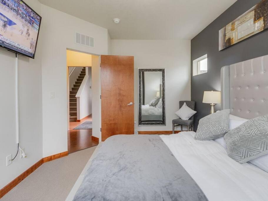 Holiday home Brand New Downtown Modern 5 Beds, 3 Full Baths Vermont Avenue,