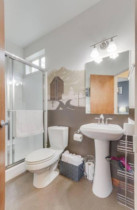 Brand New Downtown Modern 5 Beds, 3 Full Baths Vermont Avenue, Holiday home Boise