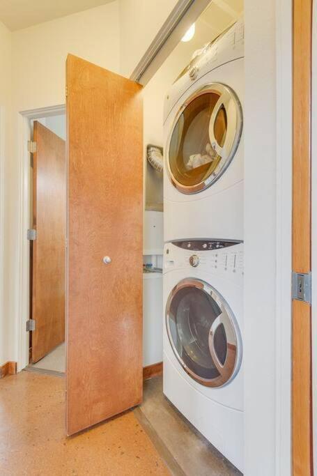 Holiday home Brand New Downtown Modern 5 Beds, 3 Full Baths Vermont Avenue, *