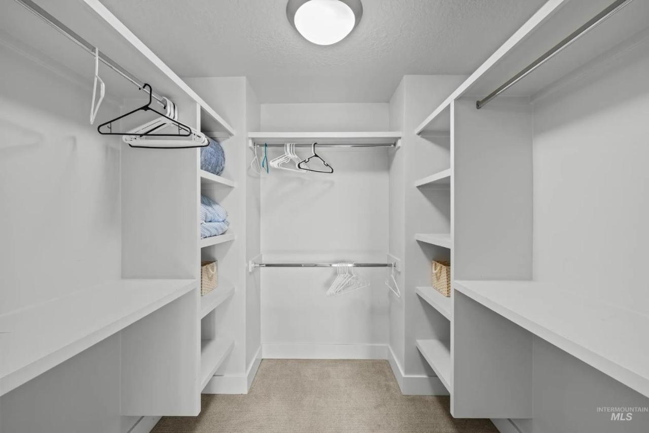 Airport-balconynew Condo-se Boise-parks-hiking-pa *