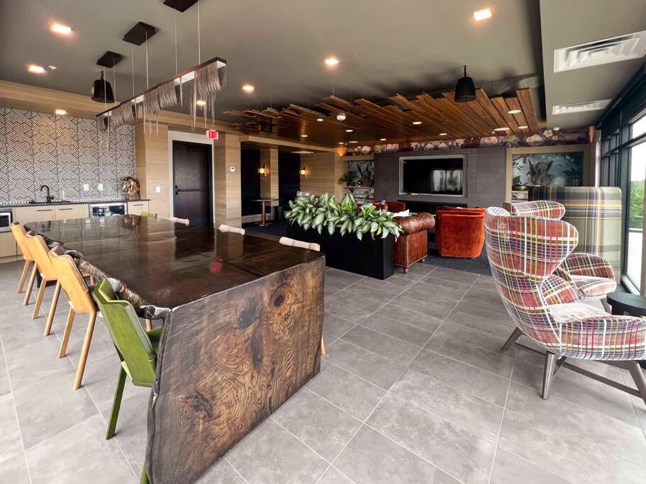 Navy Nights & Scenic Feels - Sleek Apartment Boise