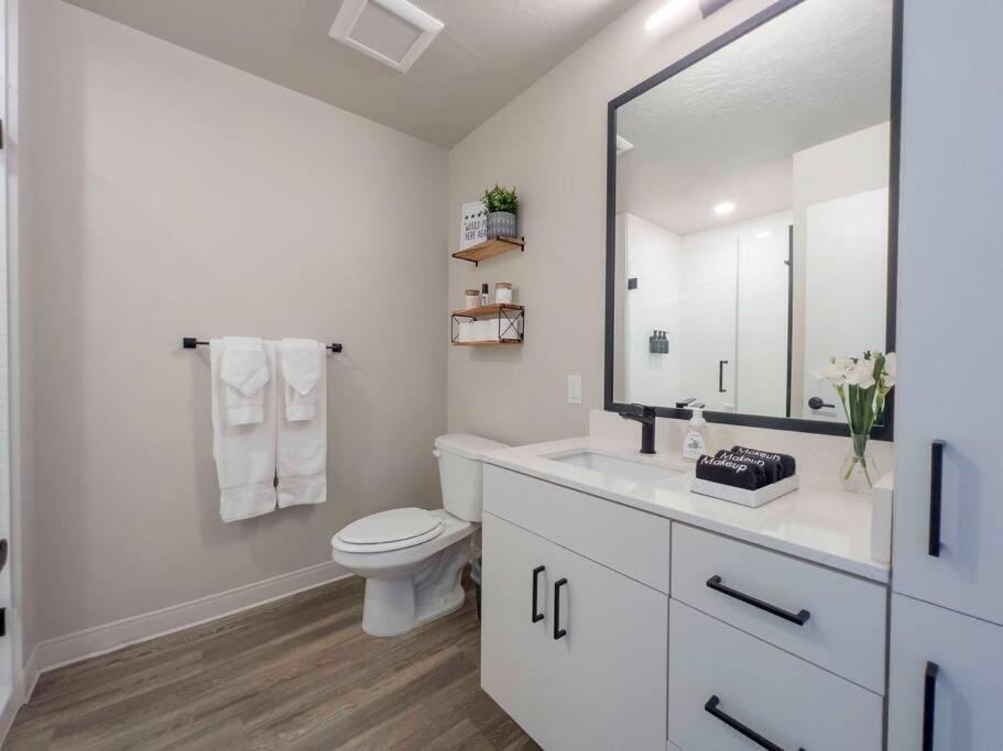 Navy Nights & Scenic Feels - Sleek Apartment *