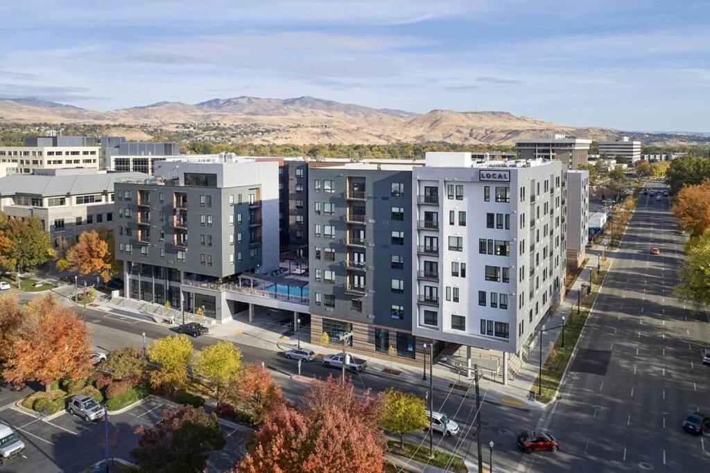 Navy Nights & Scenic Feels - Sleek Apartment Boise