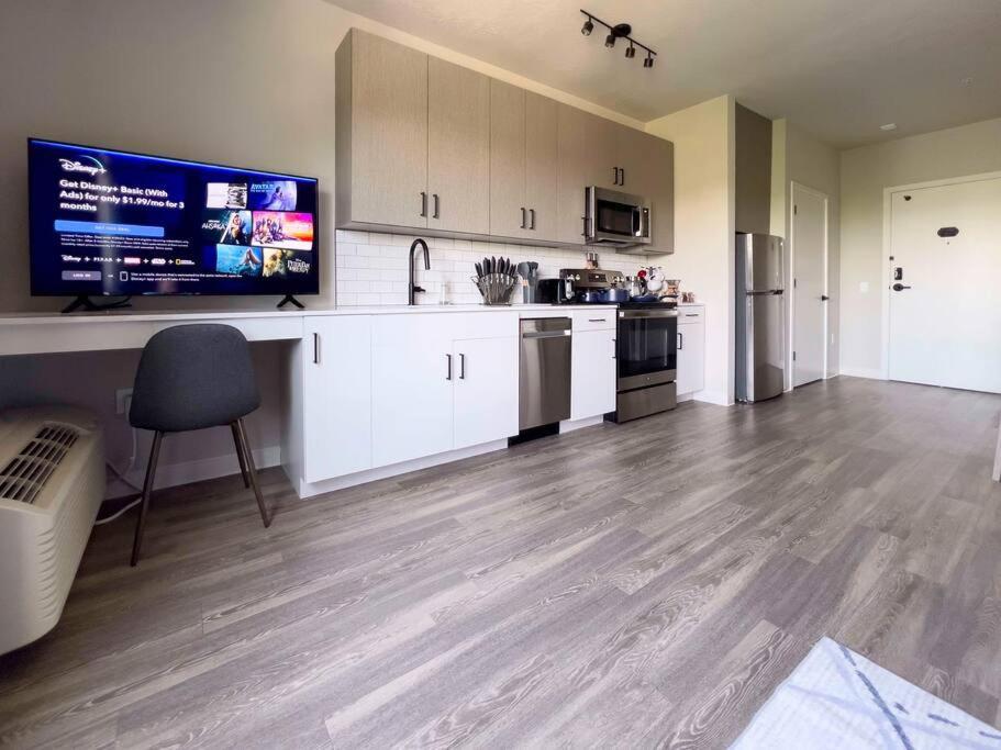 Apartment Navy Nights & Scenic Feels - Sleek *