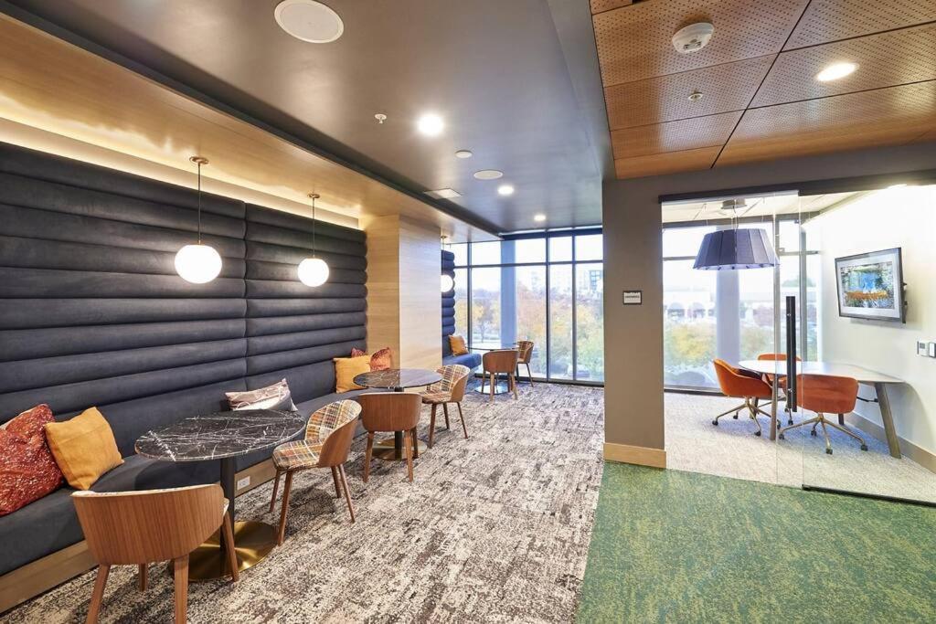 Navy Nights & Scenic Feels - Sleek Apartment Boise
