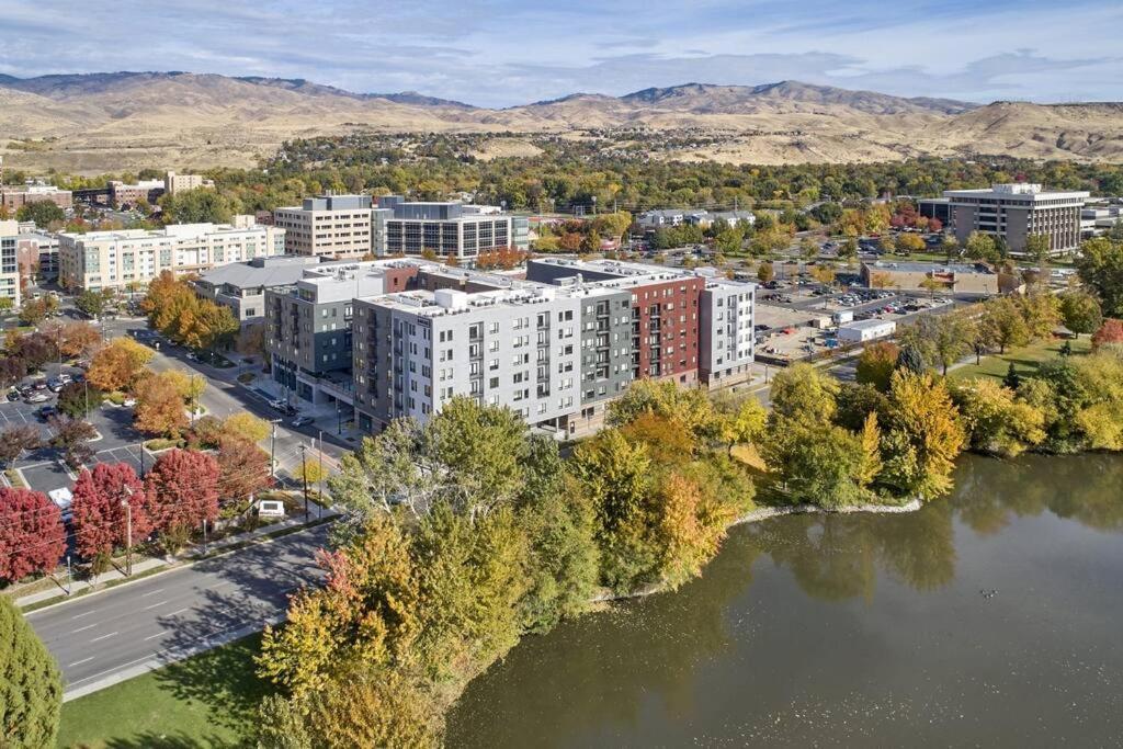 Apartment Navy Nights & Scenic Feels - Sleek Boise