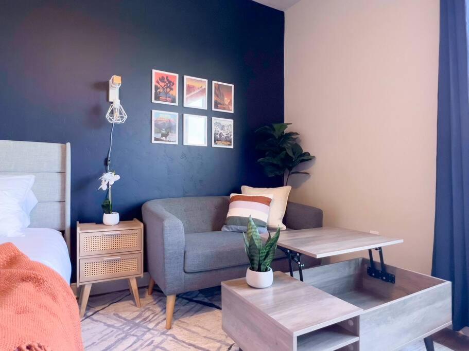Navy Nights & Scenic Feels - Sleek Apartment *