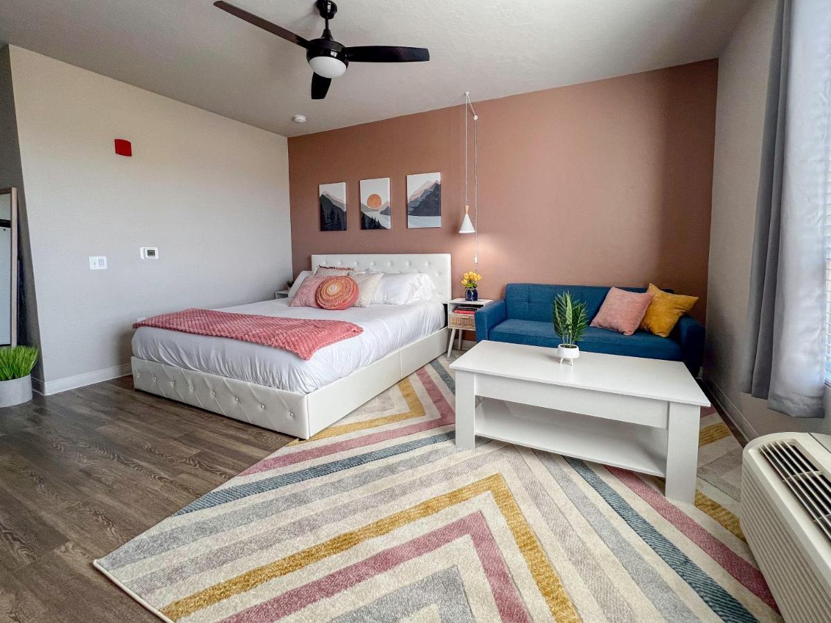 Apartment Boho-luxe - Pink Accents & Mountain Calm Boise