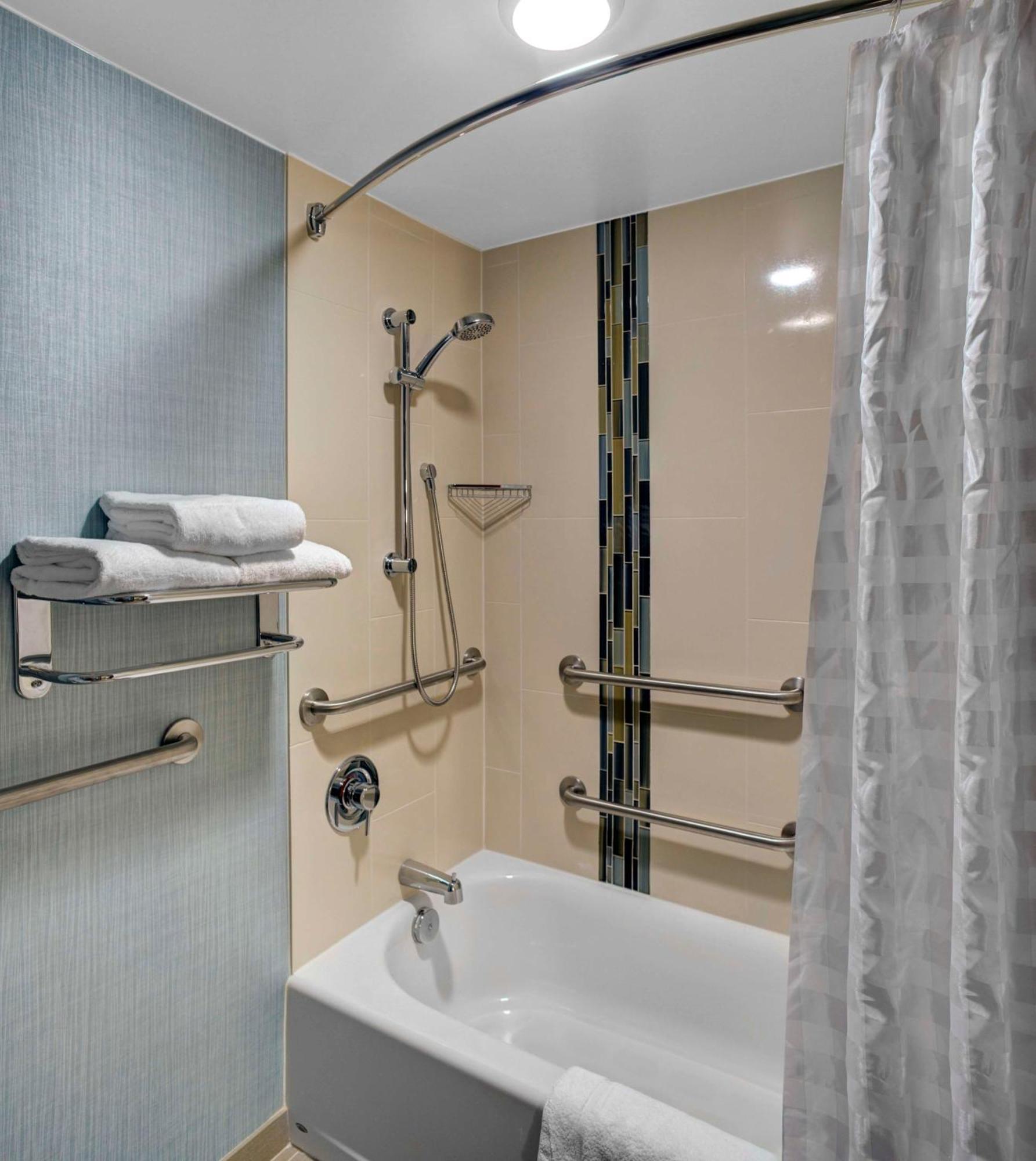 Hyatt Place Boise/towne Square 3*